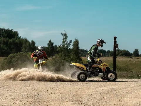 Courses de moto : circuit vs route