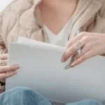 Ce que votre PDF des 100 questions du permis ne vous dit pas vraiment Candidat au permis de conduire consultant un document PDF de révision sur tablette