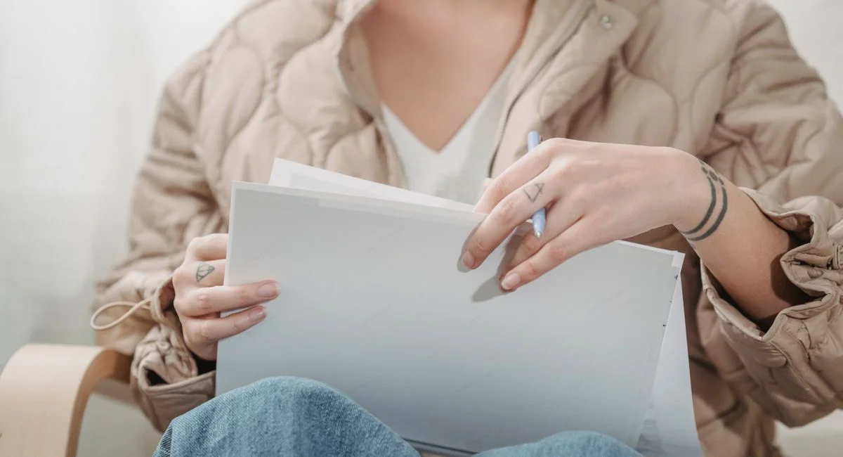 Candidat au permis de conduire consultant un document PDF de révision sur tablette