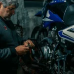 Chargeur intelligent branché sur batterie de moto en garage d'hivernage