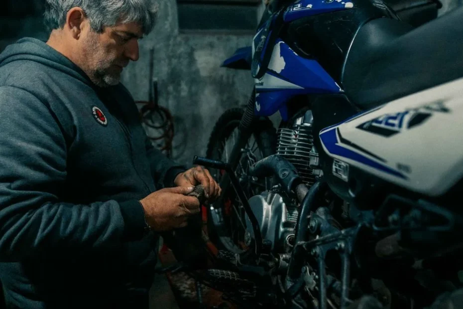 Chargeur intelligent branché sur batterie de moto en garage d'hivernage