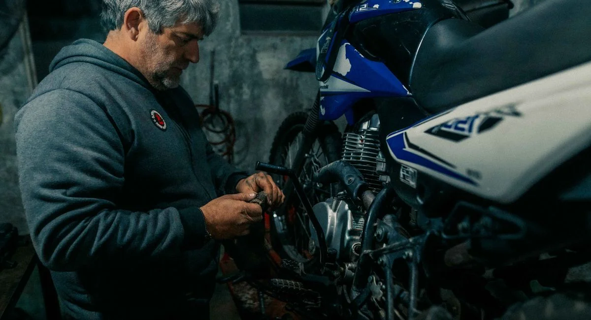 Chargeur intelligent branché sur batterie de moto en garage d'hivernage