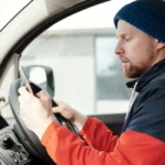 Conducteur consultant son solde de points permis sur smartphone