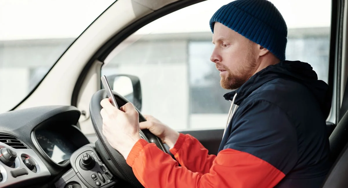 Conducteur consultant son solde de points permis sur smartphone