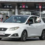 Conducteur regardant son permis de conduire après un retrait de points