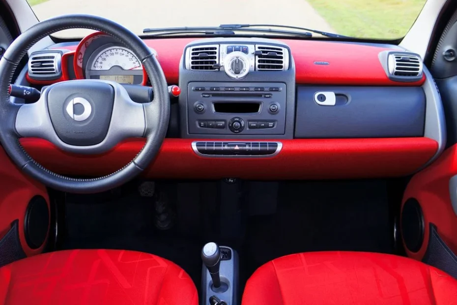 Filtre habitacle charbon actif Bosch Aeristo posé sur un siège de voiture