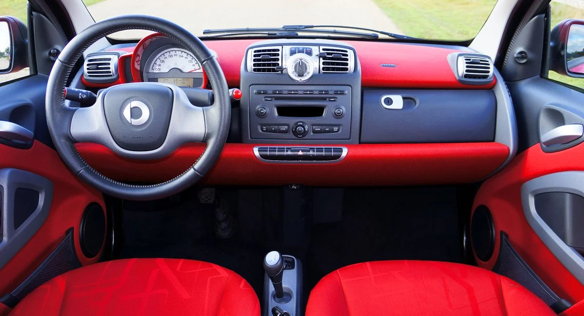 Filtre habitacle charbon actif Bosch Aeristo posé sur un siège de voiture