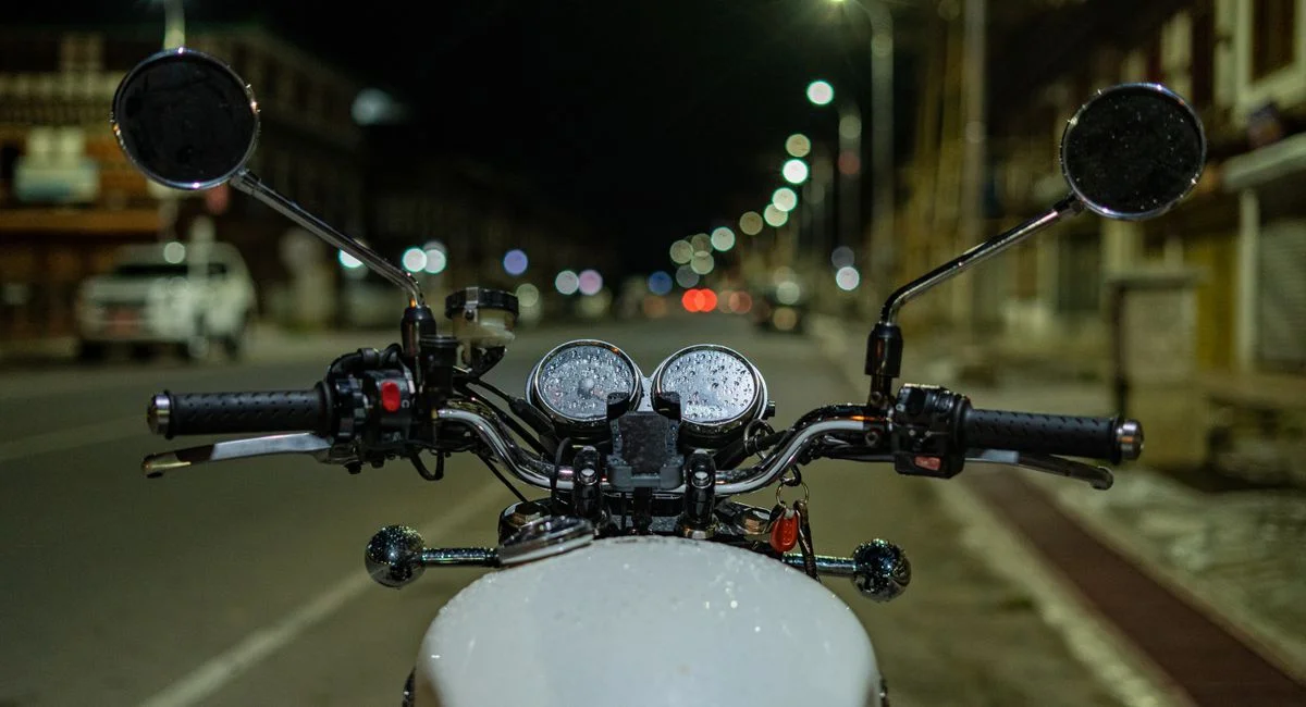 Illustration, certaines motos sont équipées de feux diurnes :
