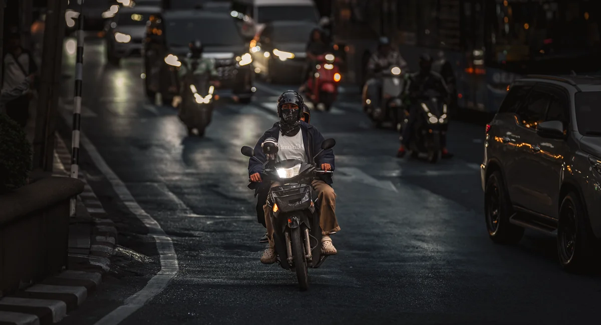 Illustration, certaines motos sont équipées de feux diurnes :