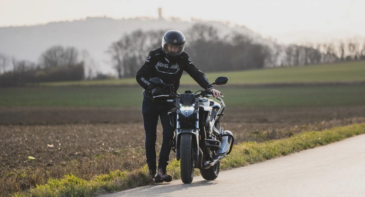 Illustration, maintien de charge de batterie moto