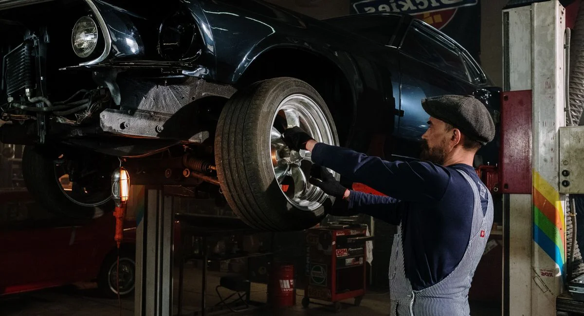 Illustration, trouver un garage pour installer disques et plaquettes freins
