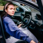Jeune conducteur au volant accompagné d'un adulte sur route nationale