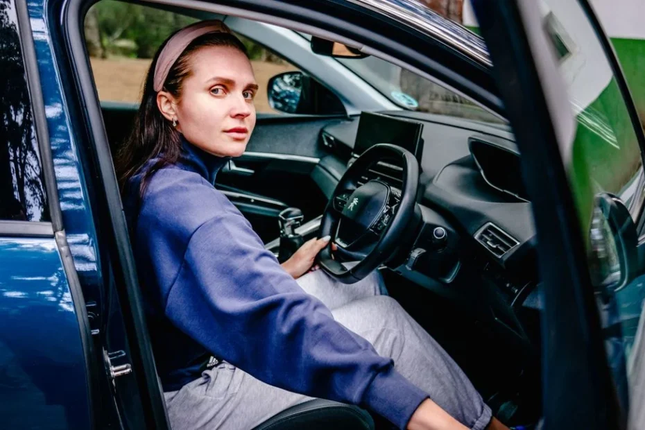 Jeune conducteur au volant accompagné d'un adulte sur route nationale