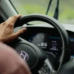 Jeune conducteur au volant sur autoroute française, panneau de limitation de vitesse visible