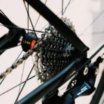 DID ZVMX oring renforcé, le kit chaîne qui mérite vraiment son prix Kit chaîne DID ZVMX oring renforcé posé sur moto sportive route