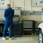 Mécanicien en atelier Citroën inspectant un véhicule avec outillage professionnel