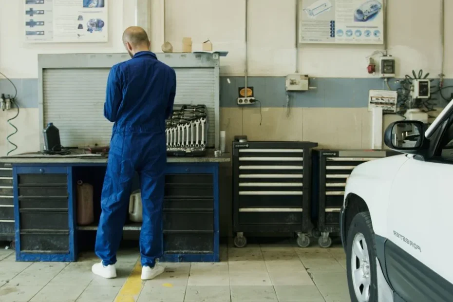 Mécanicien en atelier Citroën inspectant un véhicule avec outillage professionnel