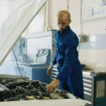 HDI 1.6 embrayage : le vrai barème de température et d'usure Mécanicien inspectant un embrayage HDI 1.6 sur établi de garage