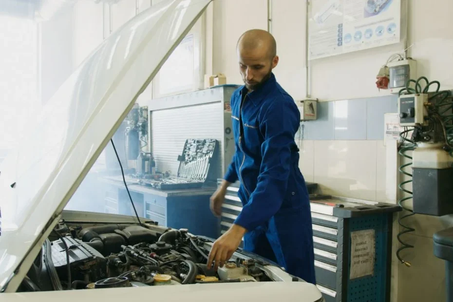 Mécanicien inspectant un embrayage HDI 1.6 sur établi de garage