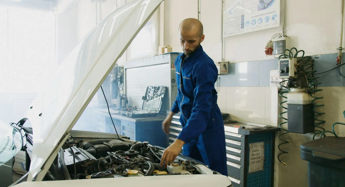 Mécanicien inspectant un embrayage HDI 1.6 sur établi de garage