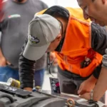 Joint de culasse HS : combien de kilomètres avant la destruction du moteur ? Mécanicien inspectant un moteur de voiture ouvert en atelier