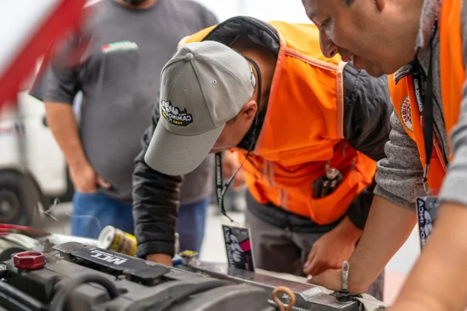 Mécanicien inspectant un moteur de voiture ouvert en atelier
