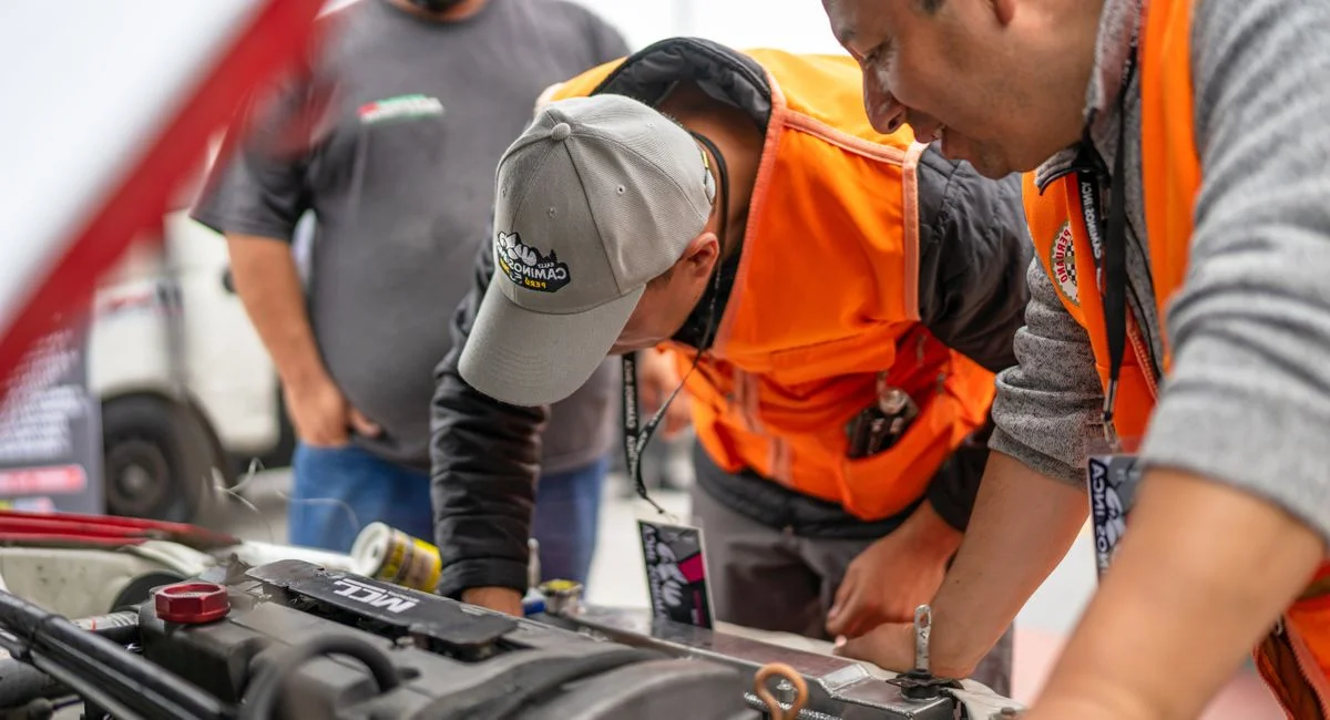 Mécanicien inspectant un moteur de voiture ouvert en atelier