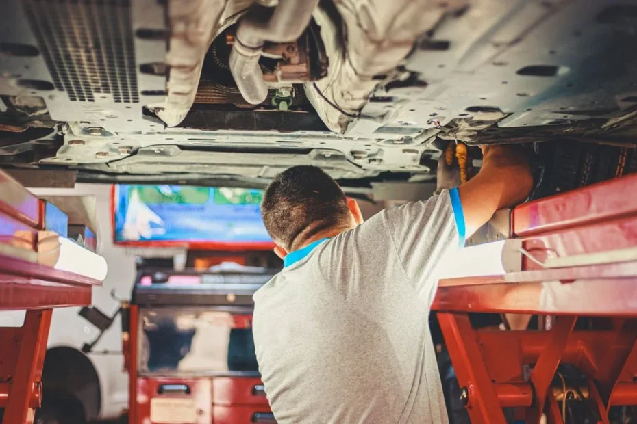 Mécanicien inspectant une courroie de distribution sur moteur Peugeot en atelier