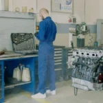 Le vrai prix d'un changement de freins et où trouver le bon garage Mécanicien installant des disques et plaquettes de frein sur une voiture en atelier