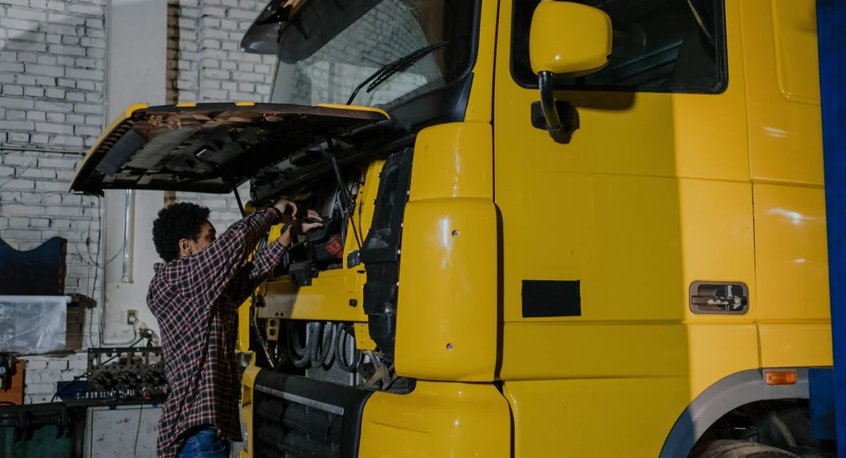 Mécanicien installant un filtre à carburant diesel sur moteur turbodiesel