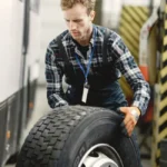 Changer ses plaquettes de frein chez Carter-Cash, ça coûte vraiment combien ? Mécanicien qui change des plaquettes de frein dans un atelier automobile