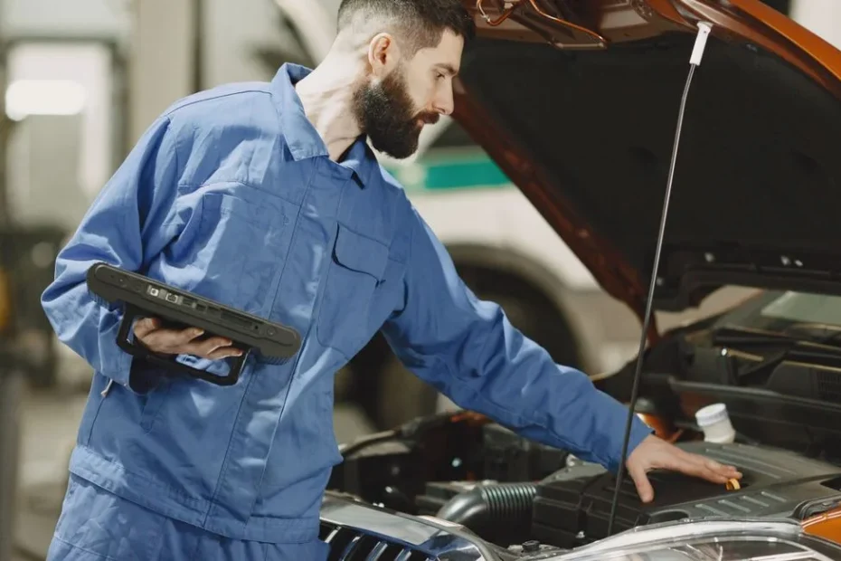 Mécanicien testant la batterie d'une voiture qui ne démarre pas