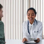 Médecin agréé consultant un formulaire médical de permis de conduire