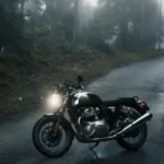 Feux diurnes sur moto : ce que les constructeurs ne vous disent pas toujours Moto moderne avec feux diurnes LED allumés sur route de jour
