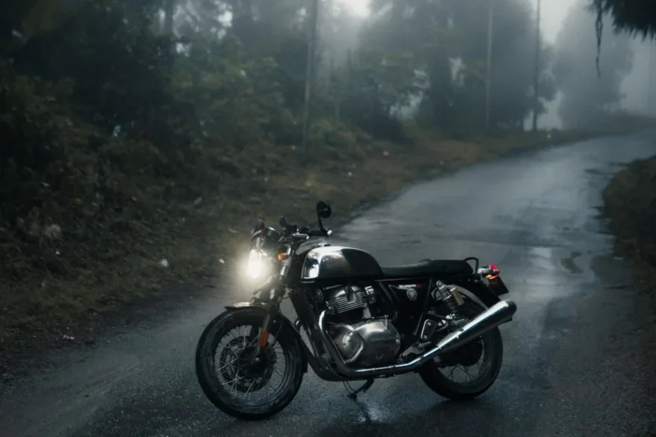 Moto moderne avec feux diurnes LED allumés sur route de jour