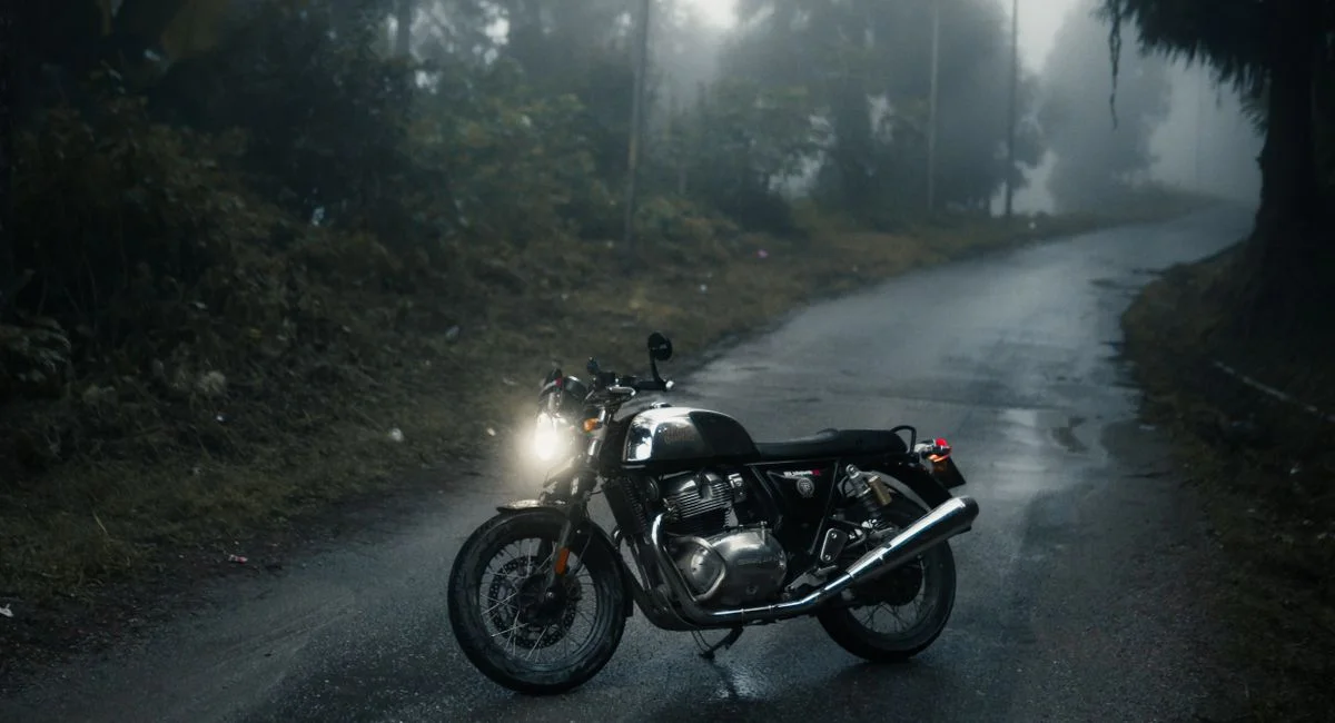 Moto moderne avec feux diurnes LED allumés sur route de jour