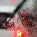Vignette crit'Air à lyon : ce que vous devez savoir avant de prendre le volant Pare-brise de voiture avec vignette Crit'Air collée, boulevard lyonnais