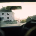 Reprendre le volant après une cataracte opérée Patient âgé au volant regardant la route avec flou visuel post-opératoire
