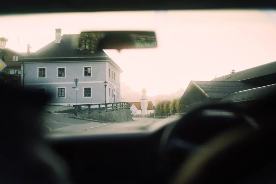 Patient âgé au volant regardant la route avec flou visuel post-opératoire