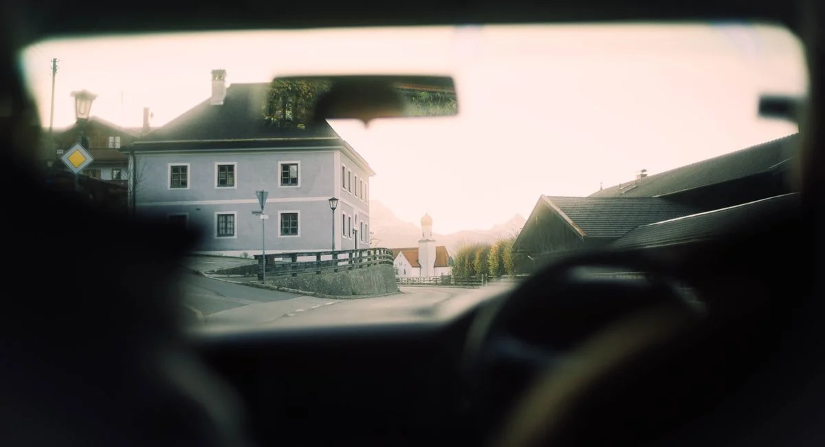 Patient âgé au volant regardant la route avec flou visuel post-opératoire