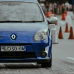 Plaque d'immatriculation française grise sur pare-chocs de voiture