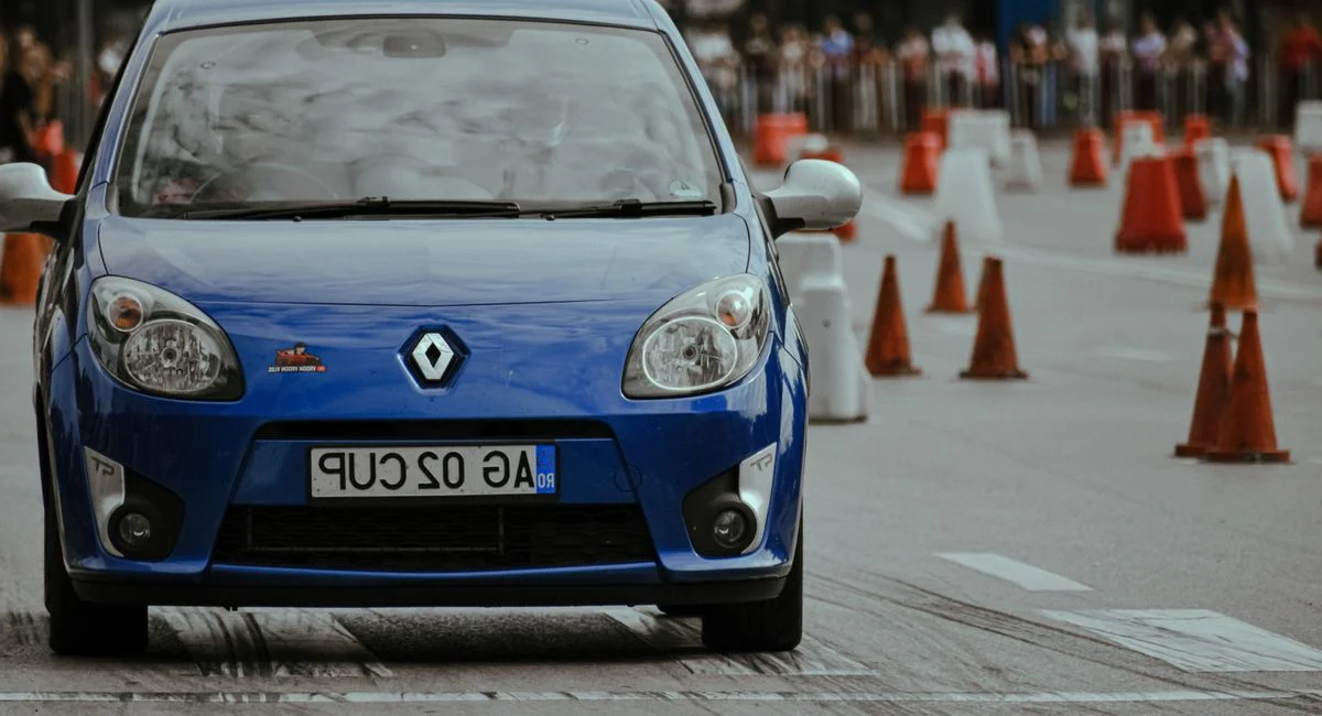 Plaque d'immatriculation française grise sur pare-chocs de voiture