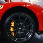 Freins de Megane 3 de 2013 : ce que les catalogues ne vous disent pas Remplacement disques et plaquettes de frein sur Renault Megane 3 en atelier