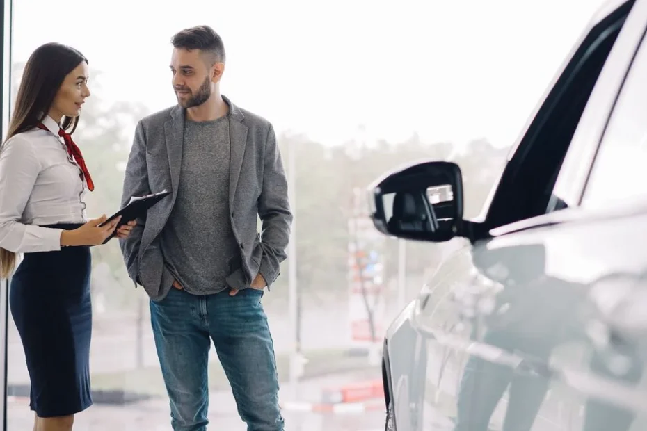 Showroom de voitures électriques chinoises BYD et MG exposées en France