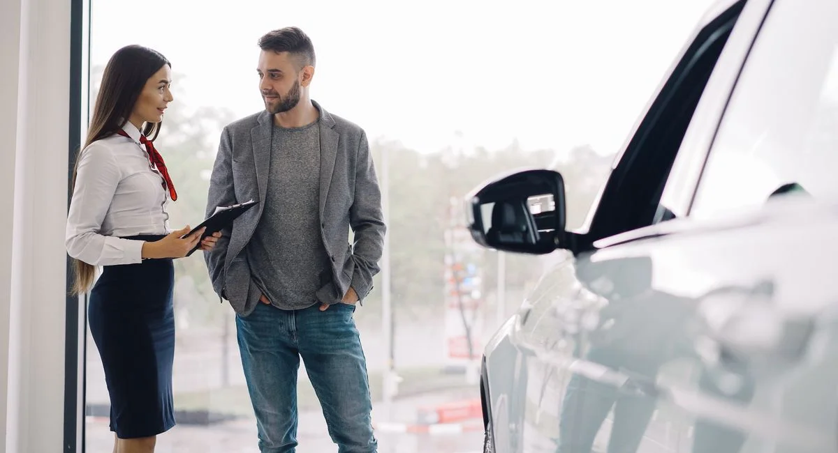 Showroom de voitures électriques chinoises BYD et MG exposées en France