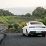 Tableau de bord BYD électrique moderne dans un showroom européen