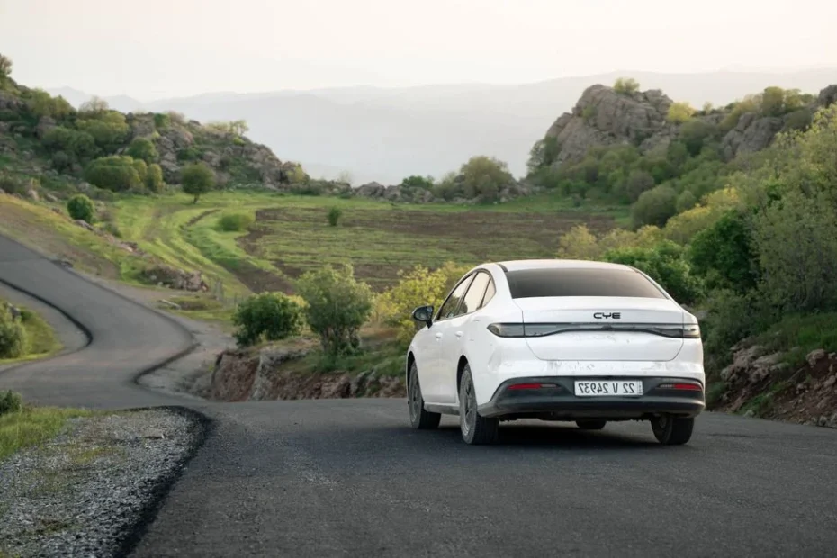 Tableau de bord BYD électrique moderne dans un showroom européen