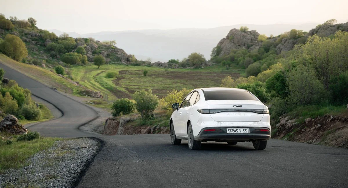 Tableau de bord BYD électrique moderne dans un showroom européen