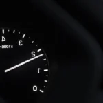 Ce voyant rouge en forme de batterie vous ment à moitié Tableau de bord voiture avec voyant batterie rouge allumé en roulant
