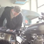 L'Ohlins RFX 10W sur votre fourche moto : ce que la compatibilité cache vraiment Technicien versant huile de fourche dans suspension moto Ohlins atelier